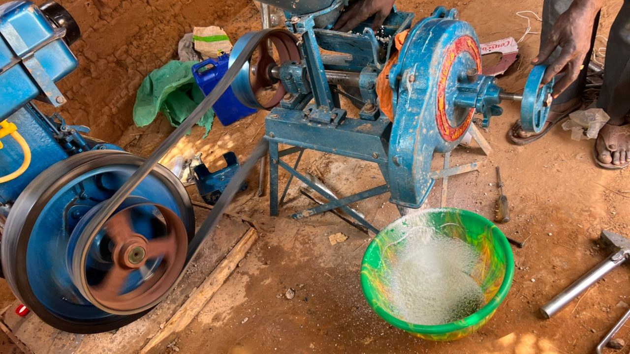 Moulin à grains en fonctionnement — farine SIQAYA