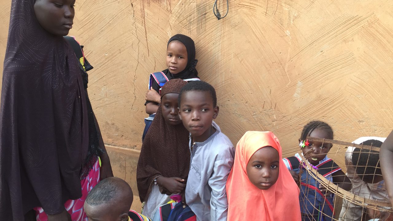Corvée d’eau — les enfants loin de l’école