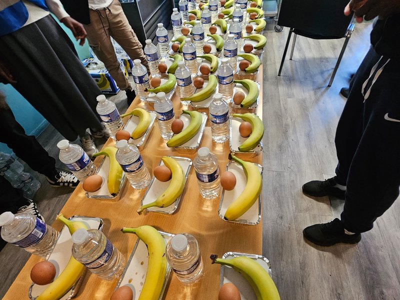 Table de repas préparés pour la distribution